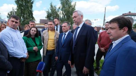 Андрей Травников поблагодарил участников ТОС за успешную реализацию инициатив жителей через различные программы и проекты
