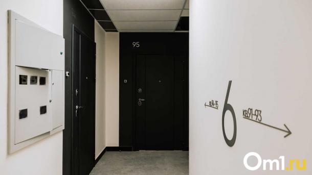 Конфликт в Новосибирске: мужчина нарисовал на двери соседей крест и устроил поджог