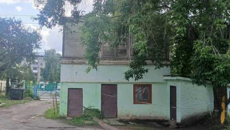 В омском детском саду снесли опасное здание, которое могло рухнуть из-за ветра