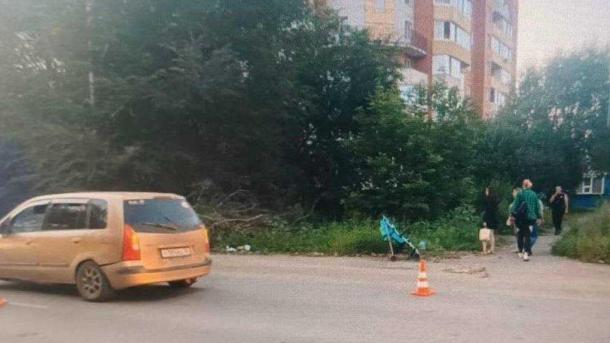 В Омске автомобиль сбил мужчину с детской коляской — ребёнок в больнице