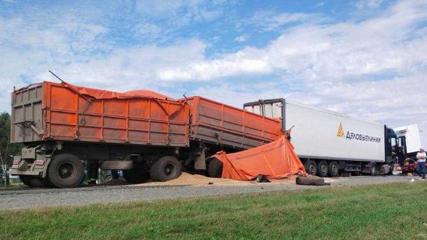 В Омске КамАЗ врезался в большегруз – водитель погиб на месте