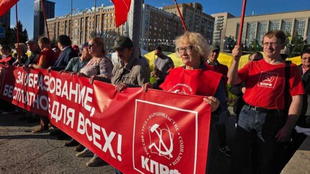 Новосибирские коммунисты вышли на пикет против платного обучения