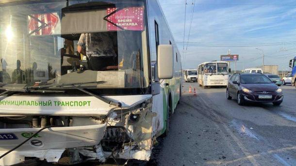 Автобус попал в серьёзное ДТП в Омске: пострадали дети