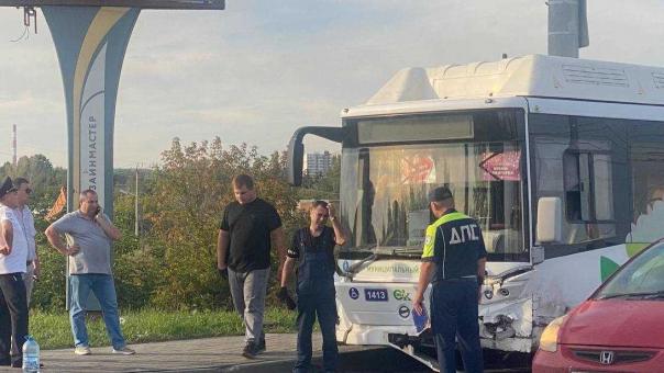 Появилось видео жёсткой аварии с пассажирским автобусом в Омске