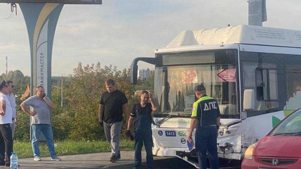 Появилось видео жёсткой аварии с пассажирским автобусом в Омске
