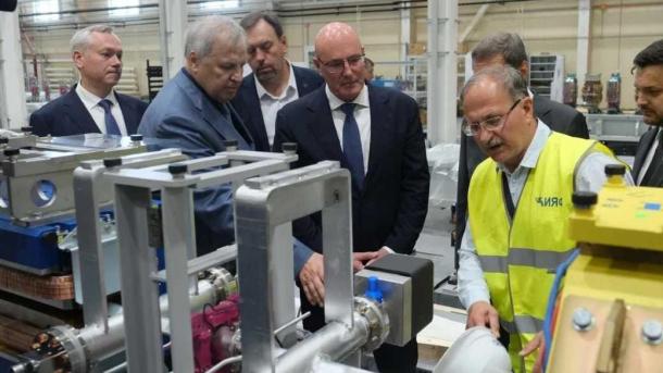 Дмитрий Чернышенко посетил Центр коллективного пользования «Сибирский кольцевой источник фотонов»