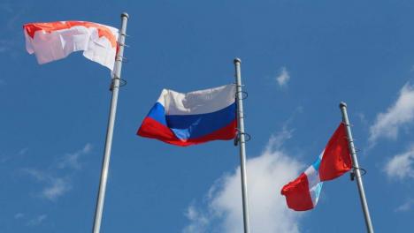 Перед омской школой установили сразу три флагштока