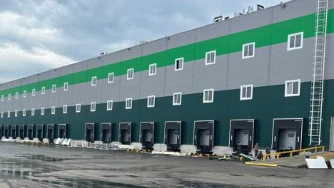 На Левобережье Омска построили гигантский склад