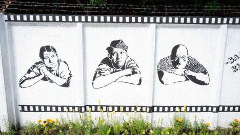 Советская классика оживает на стенах Омска: герои Гайдая украсили Киновидеоцентр