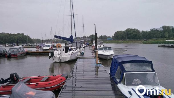 Омичей незаконно катали по реке на яхте