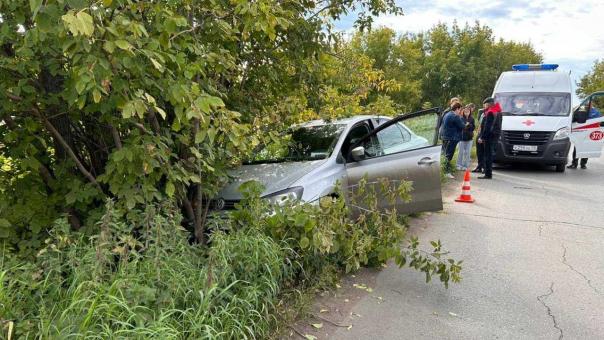 В Омске водитель умер за рулем: Volkswagen врезался в дерево