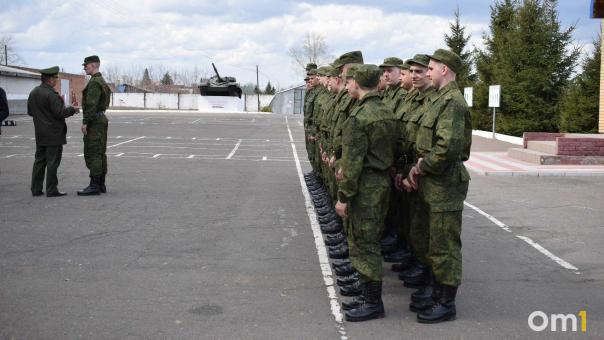 Омичам рассказали, почему призыв будет идти весь год