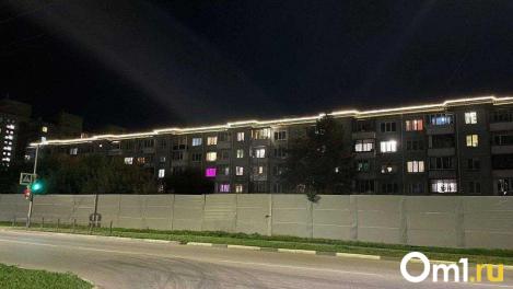 Ещё у одной многоэтажки в Омске появилась архитектурная подсветка