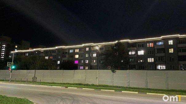 Ещё у одной многоэтажки в Омске появилась архитектурная подсветка