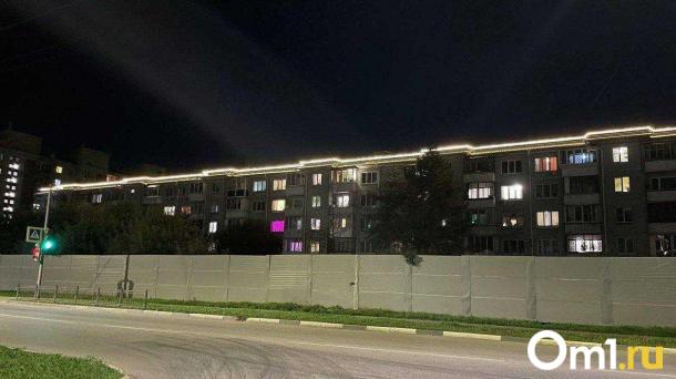 Ещё у одной многоэтажки в Омске появилась архитектурная подсветка