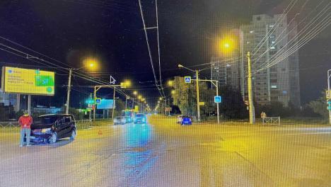 В Омске ребёнок на велосипеде попал в жуткую аварию: его отбросило на встречную машину
