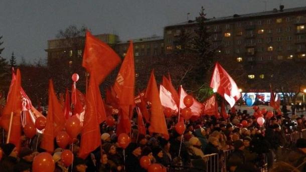 КПРФ провела пикет за региональные доплаты к пенсиям в Новосибирске