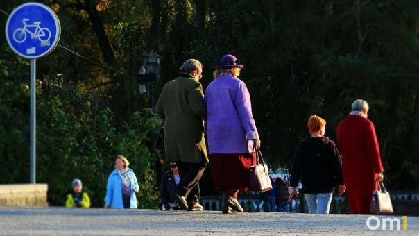 Омичей с большим стажем работы хотят поощрить доплатой к пенсии