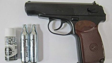 Получил травмы ног: студент омского колледжа выстрелил в одногруппника из пневматического пистолета