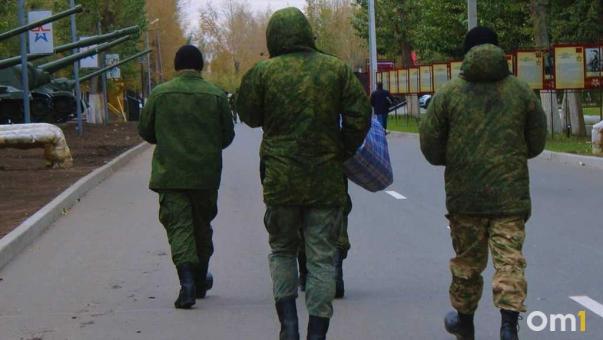 В омском Минобре прокомментировали отправку школьников на сборы в военные части