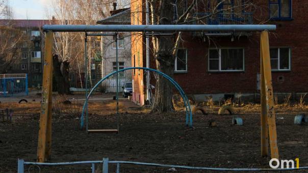 В омском дворе пьяный мужчина пытался забрать ребёнка у бабушки