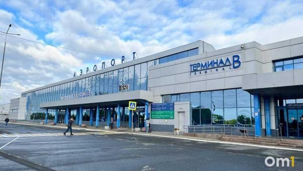 Вылетит на 4 часа позже: в Омском аэропорту массово задерживают рейсы