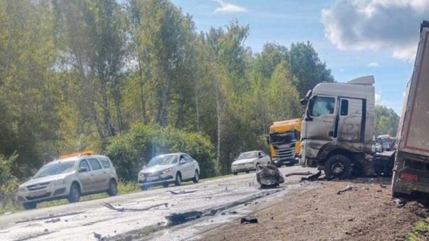 На трассе «Сибирь» 20-летний водитель Toyota врезался в два грузовика