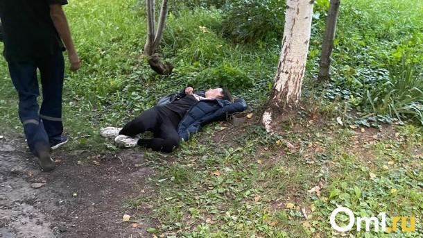 Две дамы без сознания у подъезда: почему спасенные скорой новосибирчанки сбежали