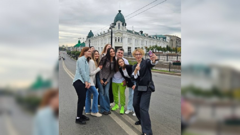 Телеведущая Яна Чурикова попробовала «политеховский» беляш в Омске и оценила его на «9 из 10»