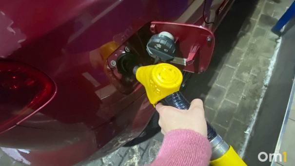 В Омске на популярной АЗС подорожал бензин