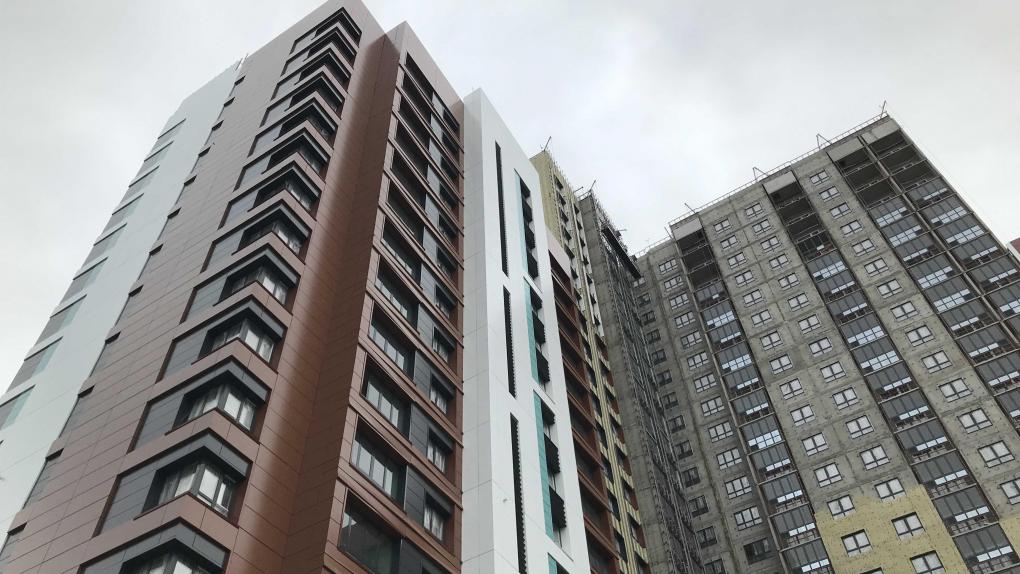 Около 13 тысяч семей сибиряков улучшили свои жилищные условия с помощью льготной ипотеки в Сбере в 2025 г