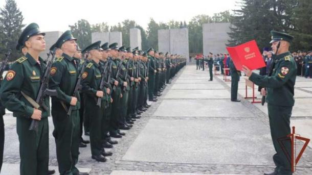 200 курсантов приняли присягу у Монумента Славы в Новосибирске