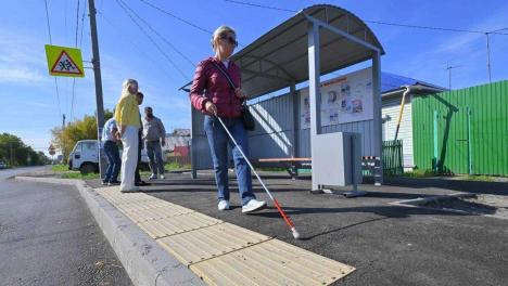В Омске проверили новые остановки для маломобильных горожан