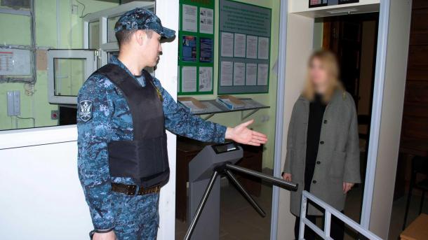 Омичка сбежала от приставов через окно, но её нашли в подвале