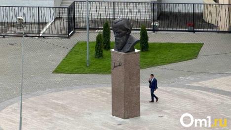 Фальстарт. Памятник Достоевскому в Омске поставили раньше, чем было можно