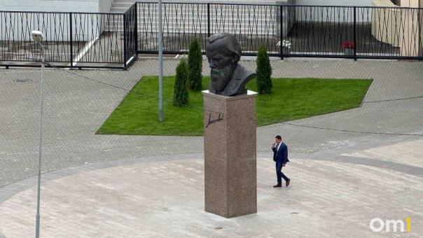 Фальстарт. Памятник Достоевскому в Омске поставили раньше, чем было можно