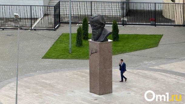 Фальстарт. Памятник Достоевскому в Омске поставили раньше, чем было можно