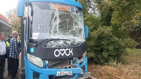 В Омске маршрутка врезалась в автобус. Пострадали четыре человека