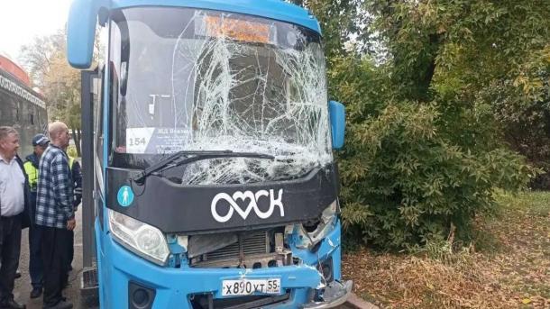 В Омске маршрутка врезалась в автобус. Пострадали четыре человека