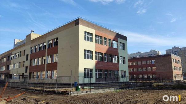Строительство школы в микрорайоне «Серебряный берег» остановлено? Что происходит на стройке?