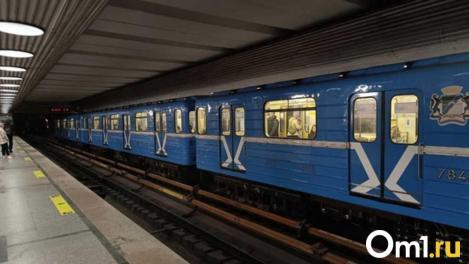 Молодой человек упал под поезд в новосибирском метро