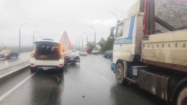 Трагедия на Бугринском мосту в Новосибирске: водитель погиб при выставлении аварийного знака