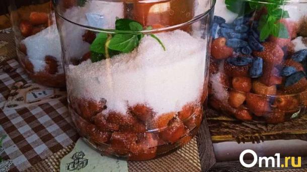 Положила в банки с вареньем: мошенники заставили женщину отправить деньги по почте