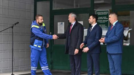 Ключи от 23 новых «скорых» вручил Губернатор Андрей Травников бригадам Станции скорой медицинской помощи
