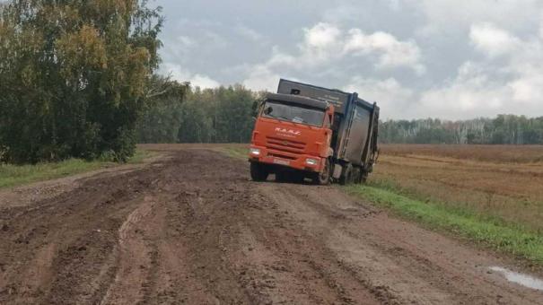Новосибирцы бьют тревогу: мусоровоз слетел в тот же кювет, что и автобус