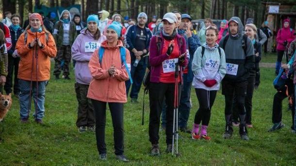 300 омичей отправились в пеший поход по болотам