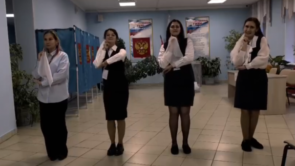 «Матушка» и белые платки: члены избиркома станцевали флешмоб в Новосибирске
