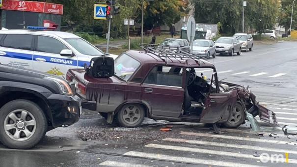 Детское кресло на багажнике и разбитые «Жигули»: жесткое ДТП случилось в Новосибирске
