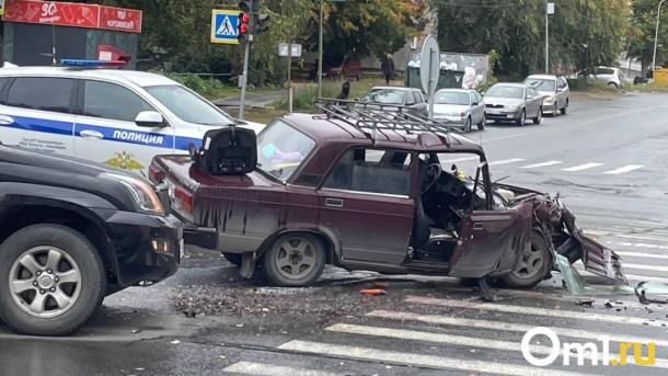 Детское кресло на багажнике и разбитые «Жигули»: жесткое ДТП случилось в Новосибирске