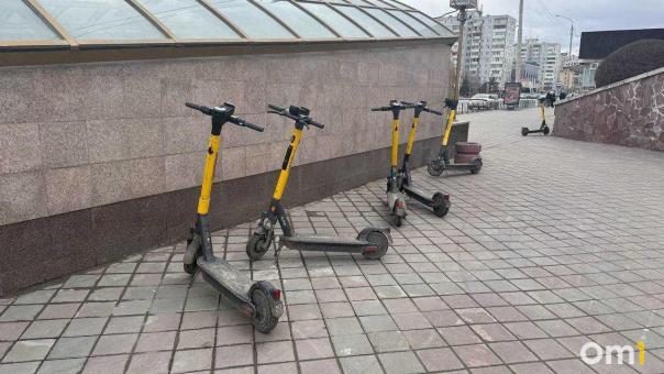 В Омске прокатные самокаты будут эвакуировать с улиц